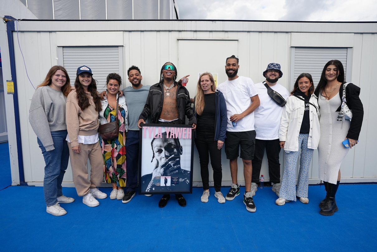 Mit Gold beglückt: Tyla Yaweh (5. von links) und seine Gratulant:innen