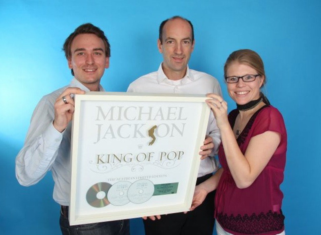 Gold-Award für Zeitungsmacher (v.l.n.r): Dietmar Lienbacher (Director Marketing Sony BMG Austria) übergibt die Gold-Auszeichnung an Christoph Dichand und Franziska Trost von der "Kronen Ze...