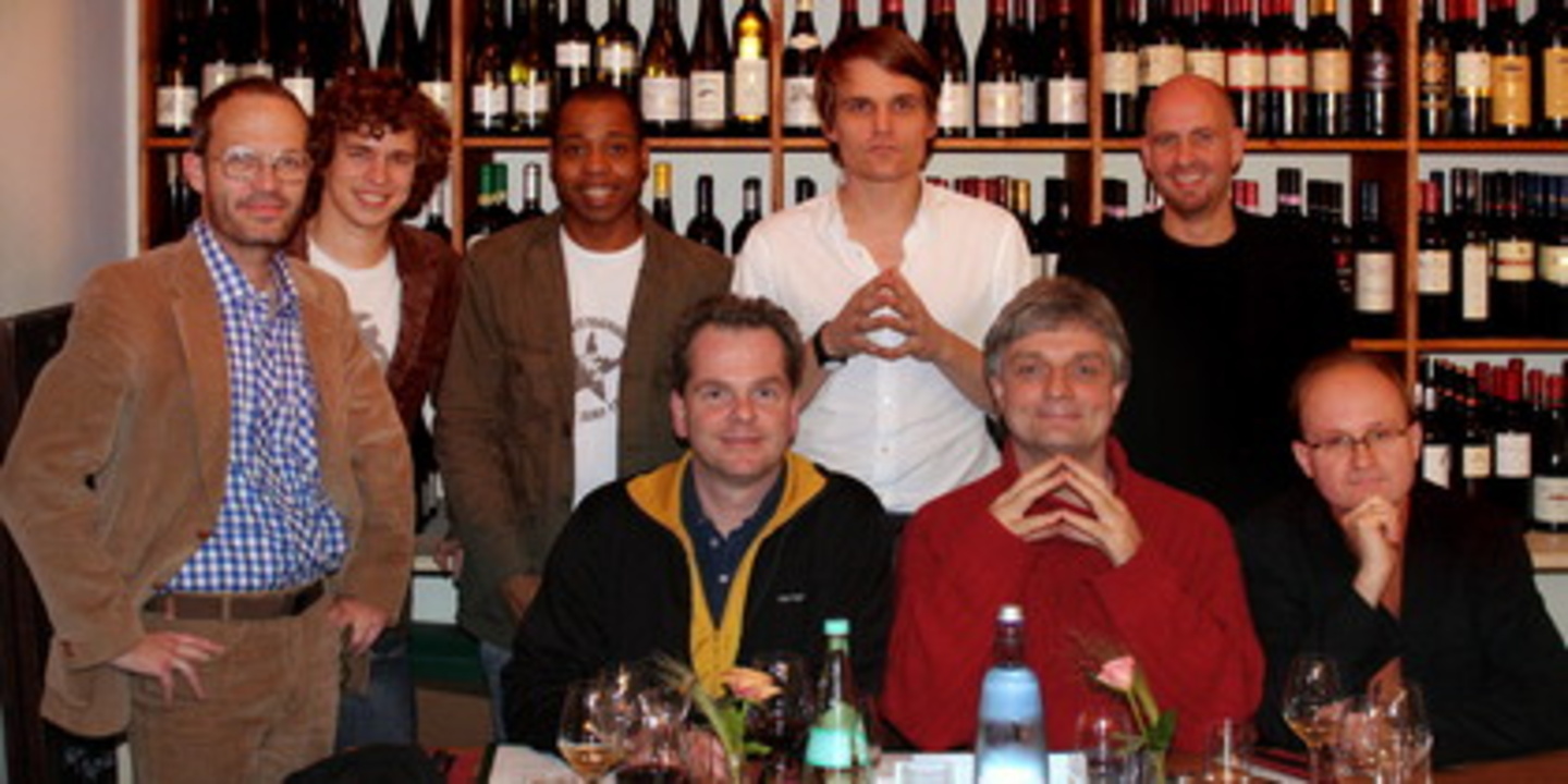 -||Feierten im Kölner Restaurant "Sorgenfrei" (v.l.n.r.): Markus Berges (Erdmöbel), Paul Werbitzky, Carl Taylor (beide Columbia Deutschland), Wolfgang Proppe (Erdmöbel), Philip Ginthör, Ek...