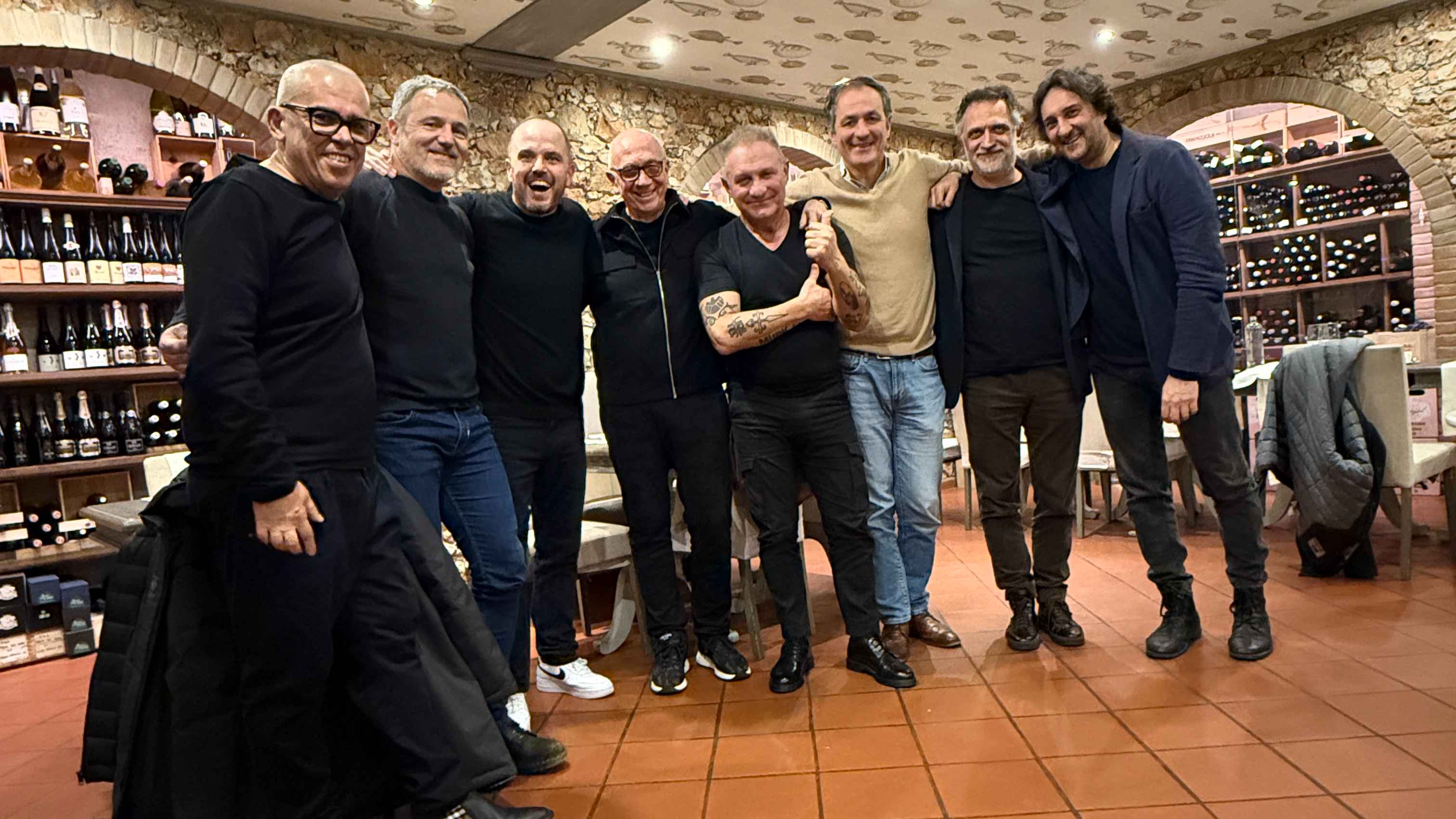 Schlossen den Deal zwischen vielen Weinflaschen (von links): Renato Tanchis (Catalogue & Strategic Marketing Director), Raffaele Razzini (CFO), Pico Cibelli (President, alle Warner Music I...