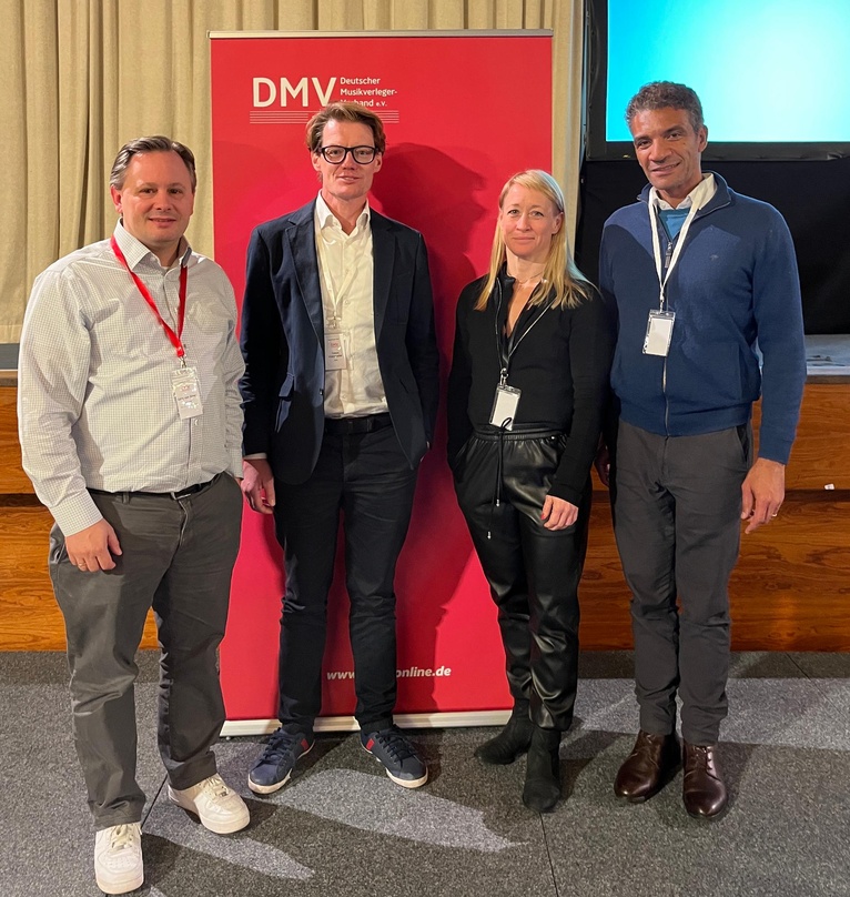 Bei der DMV-Jahrestagung 2022 in Travemünde (von links): DMV-Präsident Götz von Einem, Tobias Holzmüller (GEMA), Diana Muñoz (DMV) und Genilson Santos (GEMA)