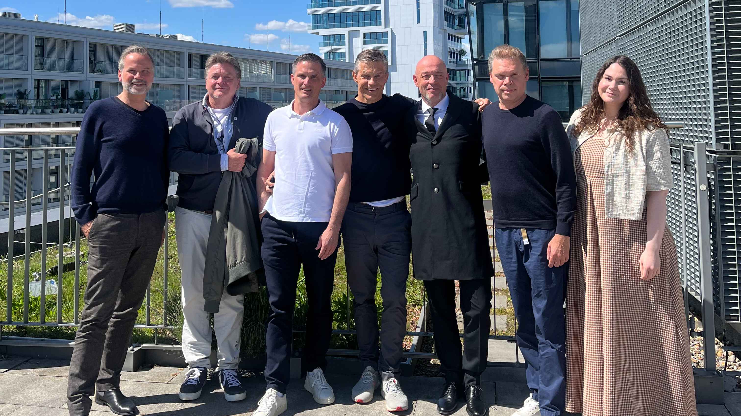Besiegelten in Berlin die erneute Zusammenarbeit (von links): Ulrich Genschel (Senior Vice President Business & Legal Affairs GSA Universal Music), Ulrich Wehner (Anwalt Unheilig), Markus ...
