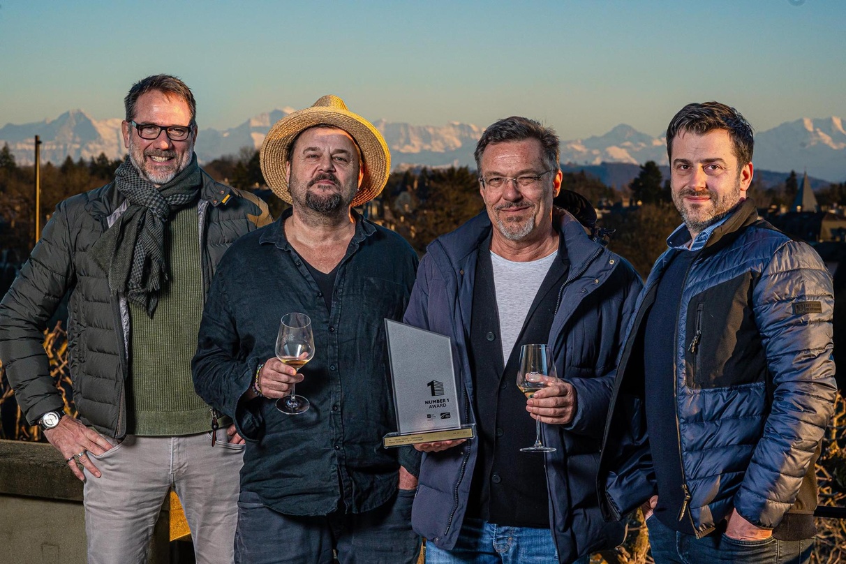 8ad097523b5724d1af31f4d04bb6f4cd76fc5663256dfe4720d5683c1246208d Mit dem "Number 1 Award" in Bern: (von links) Andy Renggli (General Manager GfK Entertainment Schweiz), Büne Huber (Patent Ochsner), Christian Siegenthaler (Manager) und Philipp Truniger (...