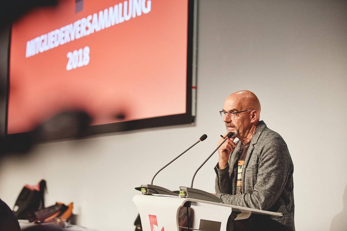 Will sich als Vorsitzender des GEMA-Aufsichtsrats auch weiterhin für die Interessen der in der Verwertungsgesellschaft organisierten in der GEMA organisierten Komponisten, Textdichter und ...