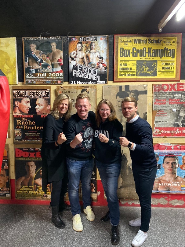 Bündeln ihre Kräfte (von links): Bettina Dorn (Senior Director Brand Partnership & Licensing WMCE), Jens "Knossi" Knossalla, Anja Sumfleth (Director Merchandising & Fashion WMCE) und David...