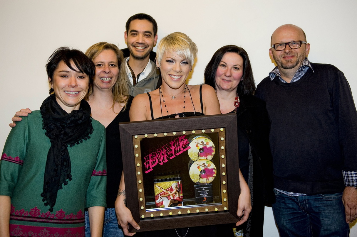 Freuten sich über Platin: Sony Music Schweiz und Pink||Trafen sich vor dem Auftritt zur Platinehrung (v.l.n.r.): Barbara Brandmaier (Marketing Manager), Julie Born (General Manager), Jeffr...