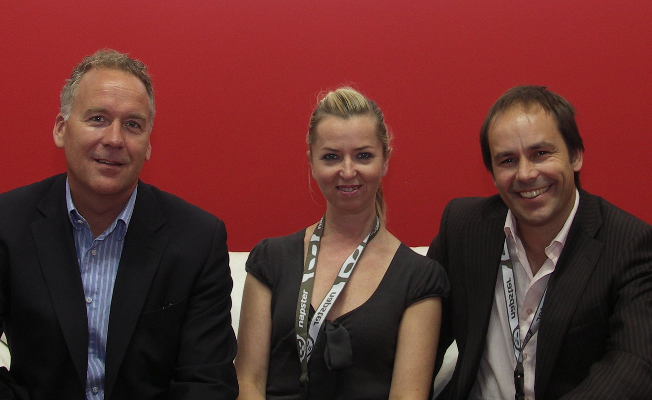 Rücken Disky in ein neues Licht (v.l.n.r.): General Manager Hanno Hoekstra, Heike Rybienski (PR) und Uwe Frank (Vertrieb)