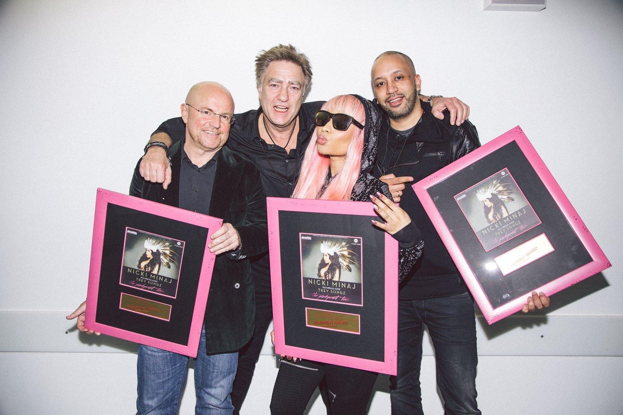Bei der Verleihung (von links): Fred Handwerker (handwerker promotion), Johannes Wessels (music pool concerts), Nicki Minaj,Nader Korayeim (Streetlife International,