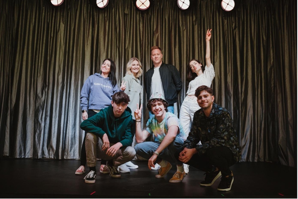Sind in die Schlager WG eingezogen (oben, von links) Mela Rose, Neonlicht und Kindofelena sowie (unten) Finnel, Sidney von Sidneyundemil und Julian Reim