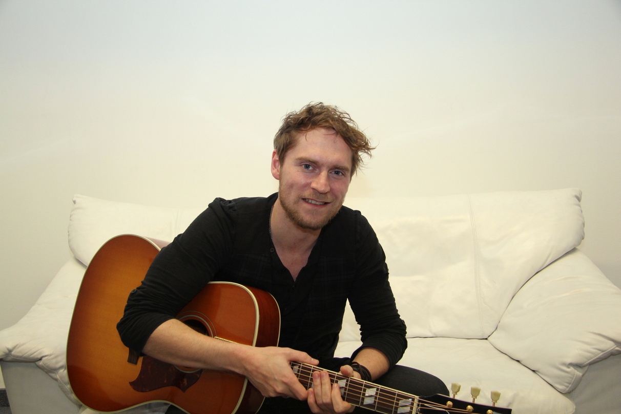 Beim Bundesvision Song Contest 2013 mit dabei: Johannes Oerding, hier beim Besuch auf der MusikWoche-Couch