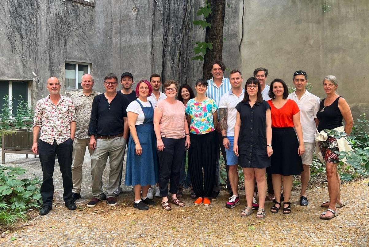 Bei der Strategiesitzung in Berlin: Vorstände und Mitarbeiter:innen des VUT um die Vorstandsvorsitzende Birte Wiemann (5. von links)