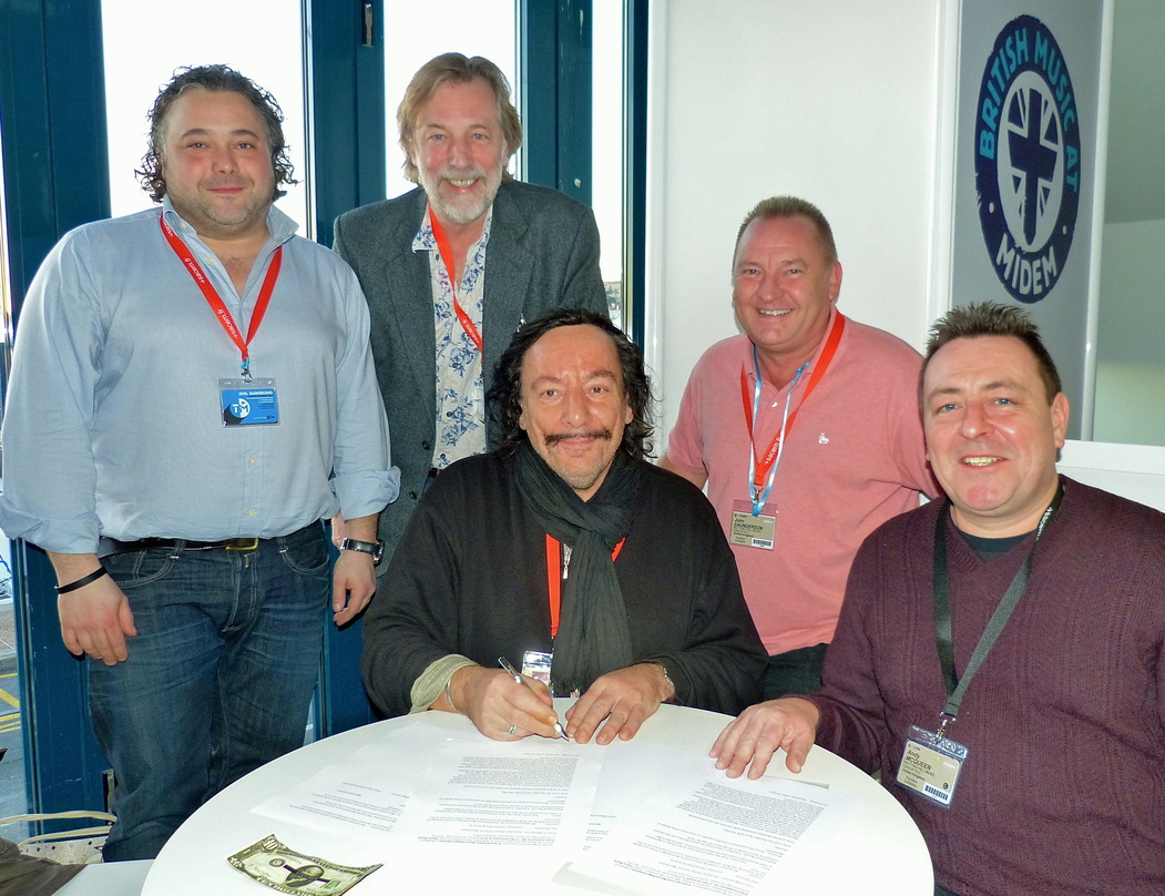 Vertragsunterzeichnung auf der Midem (von links): Joel Sumerling (General Manager/A&R Transmission), David Loader (Managing Director Notting Hill Music), Klaus Munzert (7days music), John ...