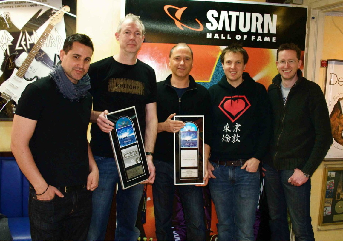 Bei der Verleihung (v.l.n.r.): Jaspa Jones (Soundcolours), Gerd Pannen (Saturn Köln Hansaring), Georg Schmitz (Managing Director Soulfood Vertrieb), Piet Blank (Soundcolours) und Andy Kauf...