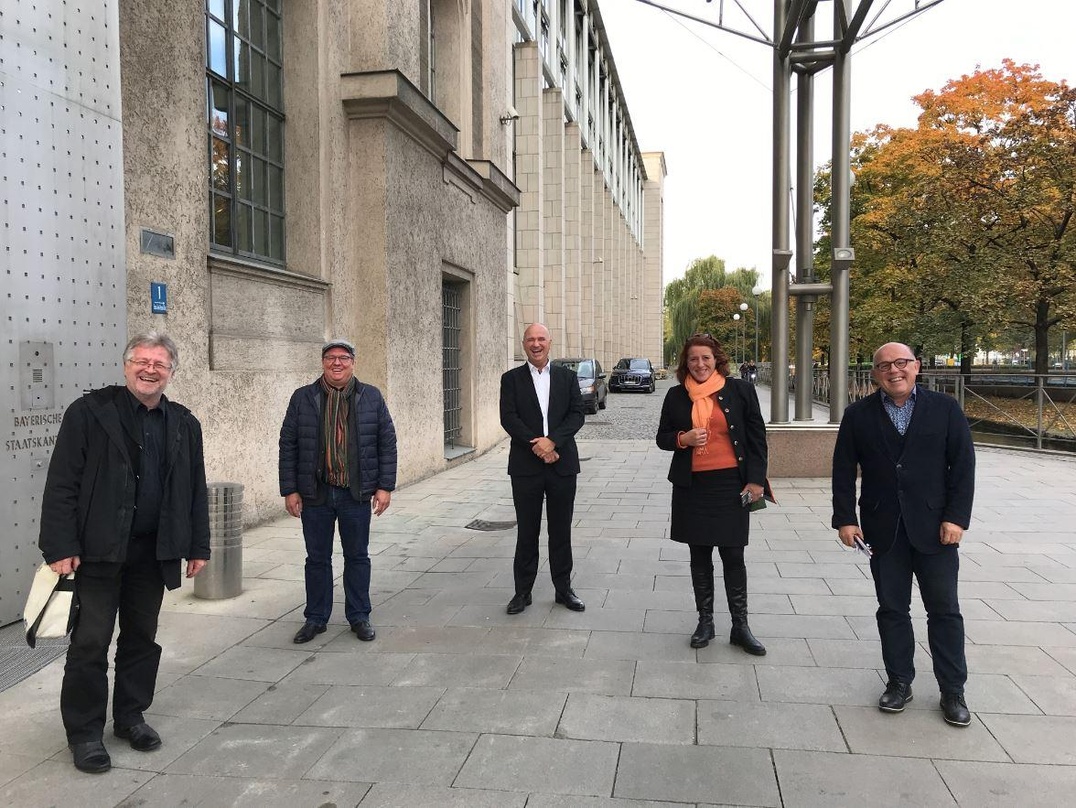 Vor der Bayerischen Staatskanzlei (von links): Bernd Schweinar (Geschäftsführer VPBy) mit den Kulturschaffenden Helmut Schleich, Wolfgang Krebs, Luise Kinseher und Jürgen Kirner