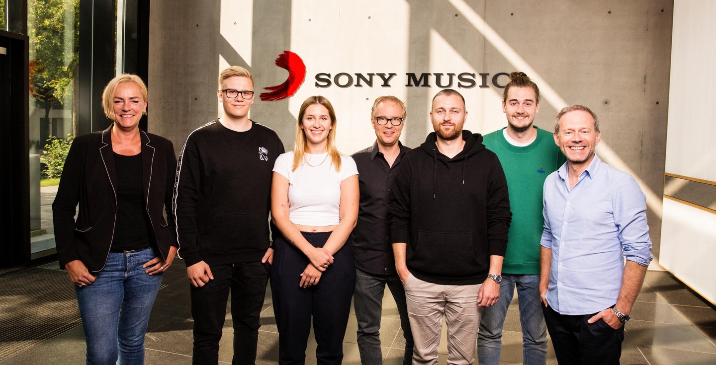 Arbeiten nun zusammen (von links): Ute Fünfkirchler (Vice President Sony Music Domestic GSA), Lucas Teuchner, Laura Heid (beide Two Sides), Volker Freier (Director Finance & Administratio...
