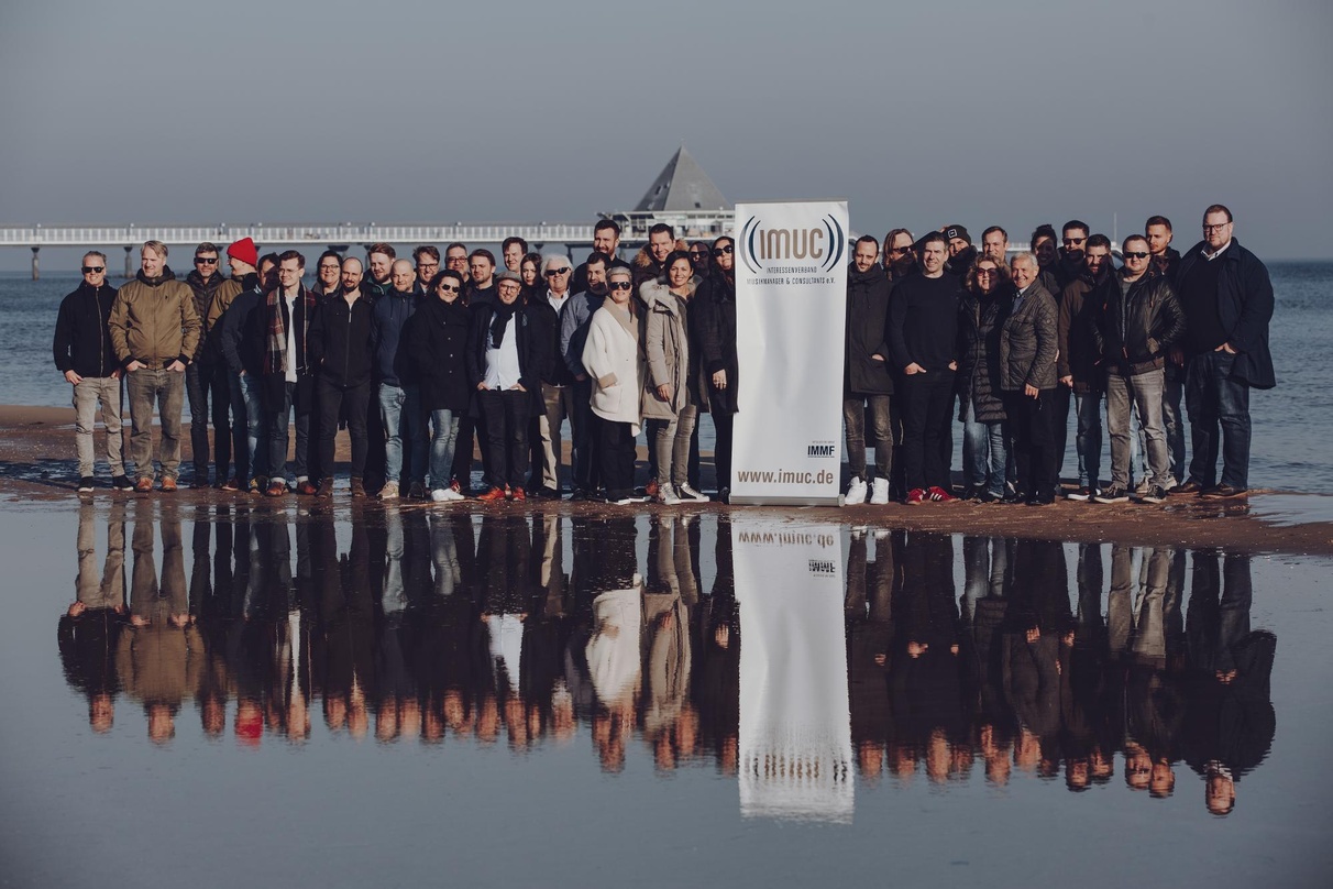 Im Spiegel der Branche: der IMUC um den Ersten Vorsitzenden Wolfgang Weyand (3. von links) beim Jahrestreffen auf Usedom