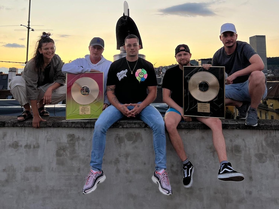 Bei der Gold-Verleihung (von links): Thierry-Lee Rusterholz (Label Produktmanagement & Marketing bei FM Music Group), Nick Hofstetter (Management, Label bei FM Music Group), Loco Escrito, ...
