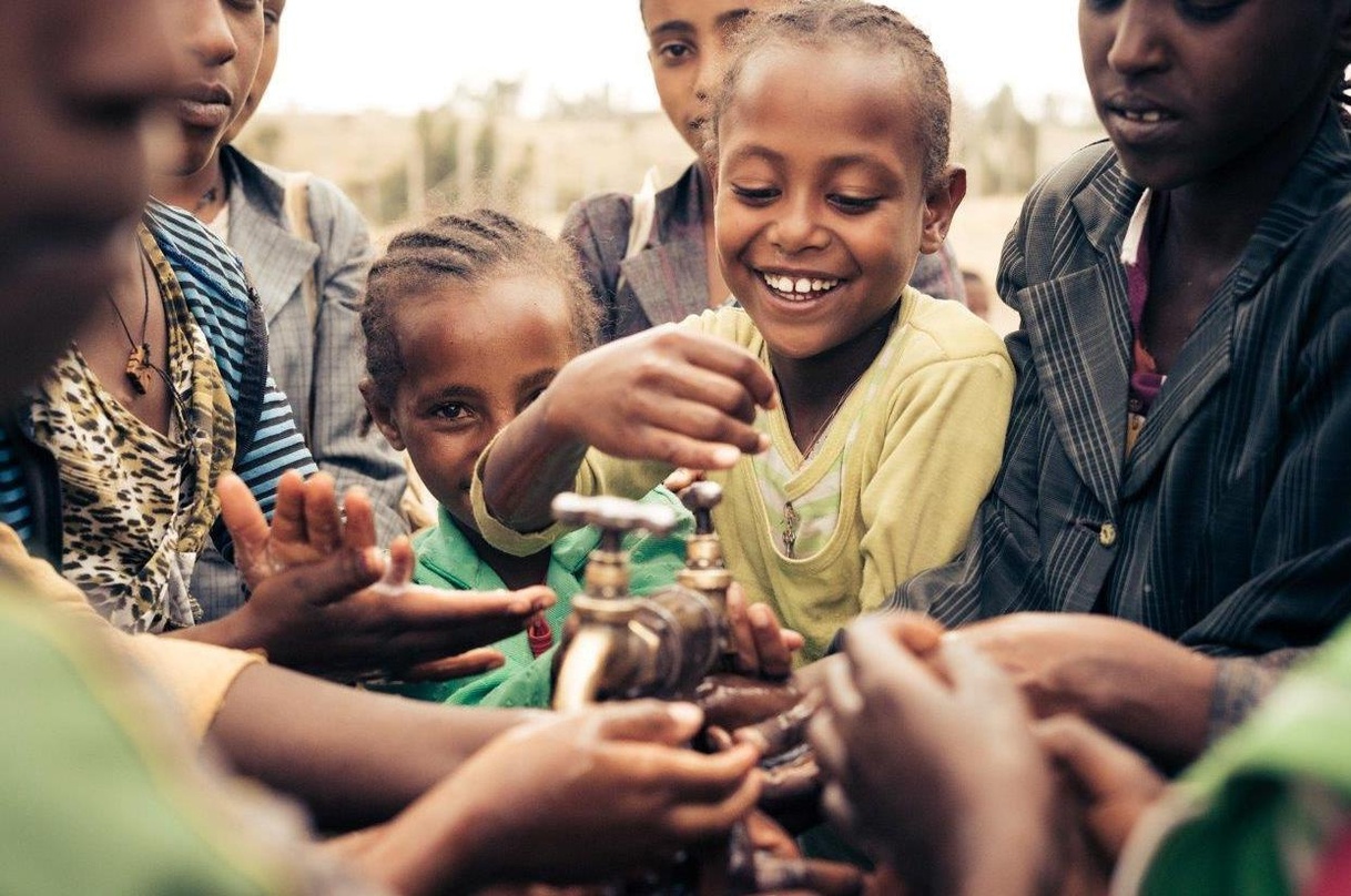 Brauchen Zugang zu sauberem Trinkwasser: Kinder in Äthiopien