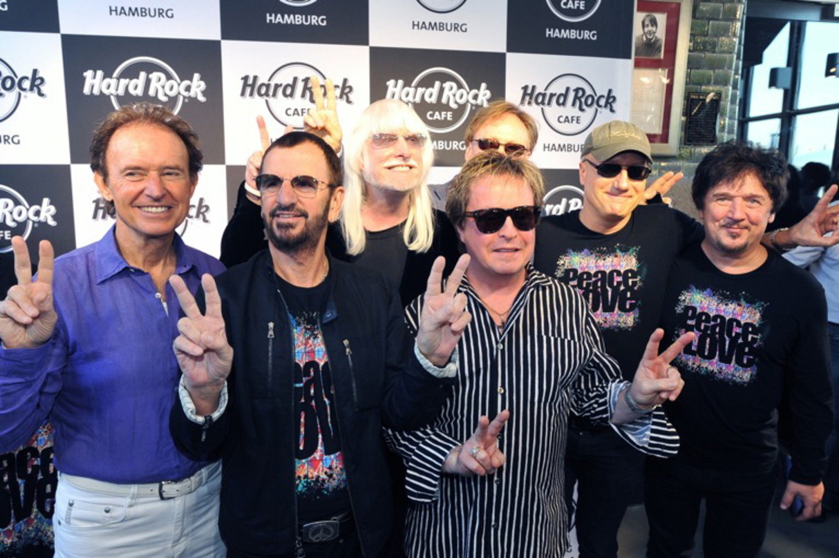Proklamierten "Peace & Love" im Hard Rock Cafe: Ringo Starr (2.v.l.) mit seiner All Starr Band um (v.l.n.r.) Gary Wright (Spooky Tooth), Edgar Winter, Rick Derringer, Richard Page (Mr. Mis...