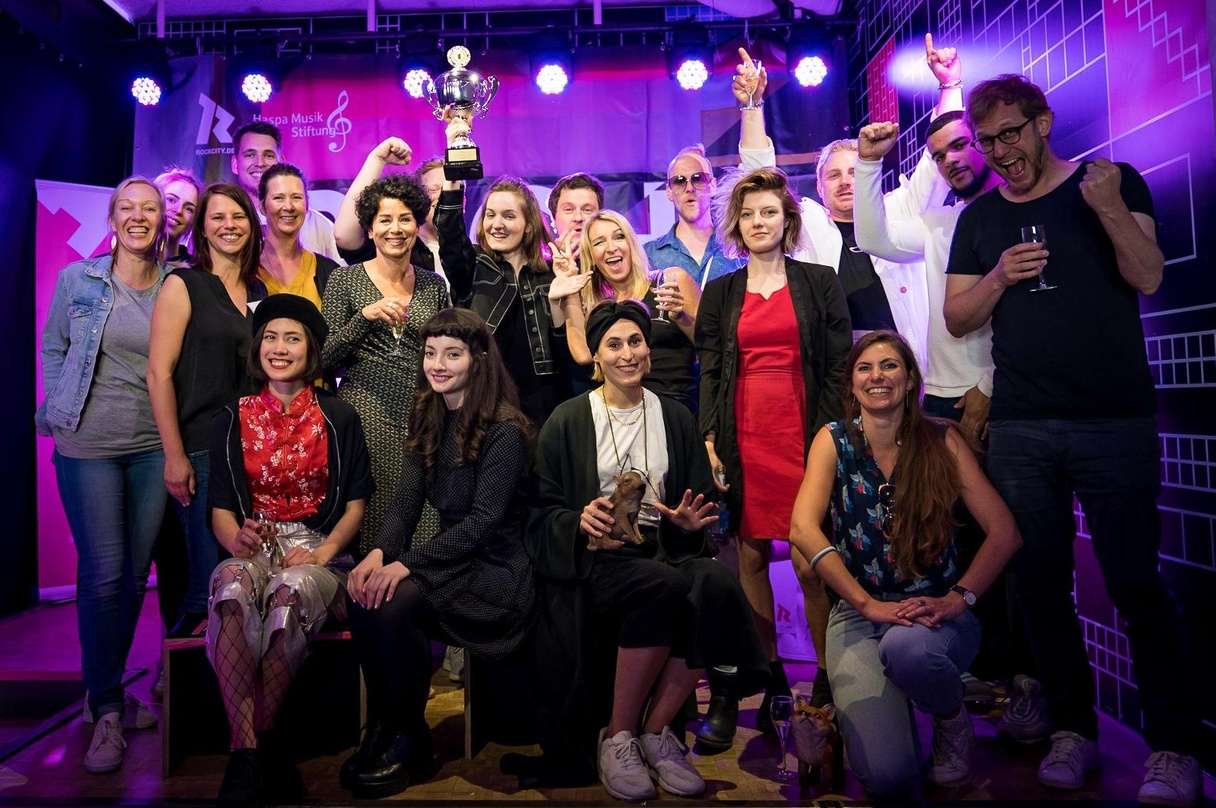 Feierten in Hamburg: die Preisträger zusammen mit der Jury um Mine (vorn, 3. von links) und Andrea Rothaug (Geschäftsführerin RockCity, hinten, 6. von links)
