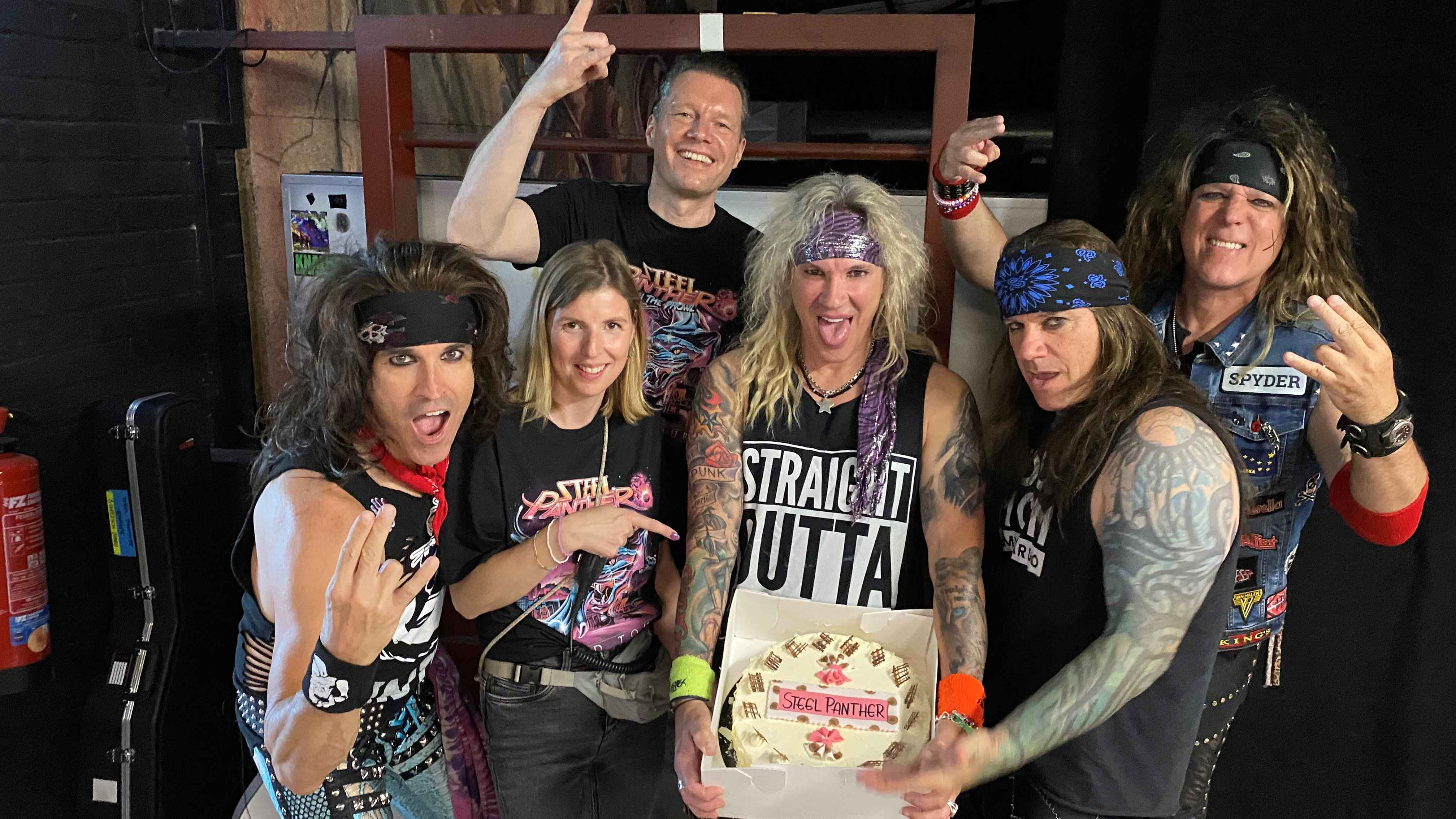 Kamen in Stuttgart für ein Tourabschlussfoto zusammen (von links): Satchel (Steel Panther), Laura Hilger (Tourmanagerin MEG), Thorsten Harm (Projektmanager MEG), Michael Starr, Stix Zadina...