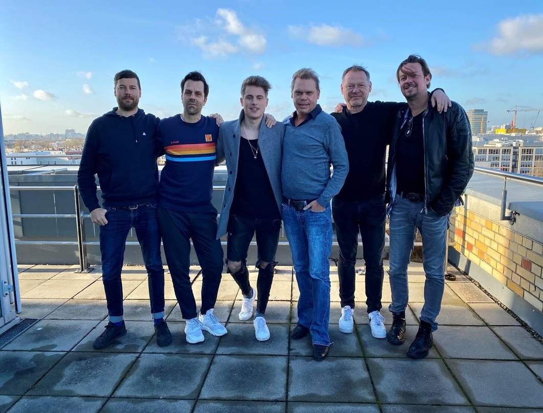 Wollen die Transition von der TikTok-Plattform ins internationale Musikbiz schaffen (von links): Christian Weiss (Director Business & Legal Affairs Universal Music), Daniel Schmidt (Vice P...