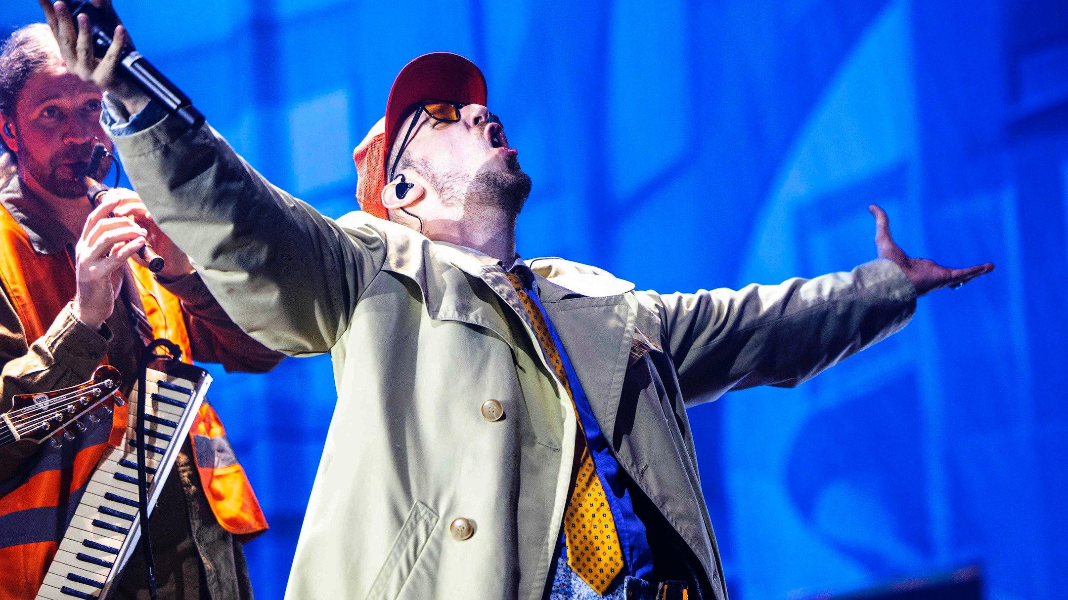 Schafft es bei den Alben erneut an die Spitze der Offiziellen Deutschen Charts: Alligatoah, hier im November 2023 bei einem Auftritt im Rahmen der "Retour"-Tour in der Messehalle Erfurt.