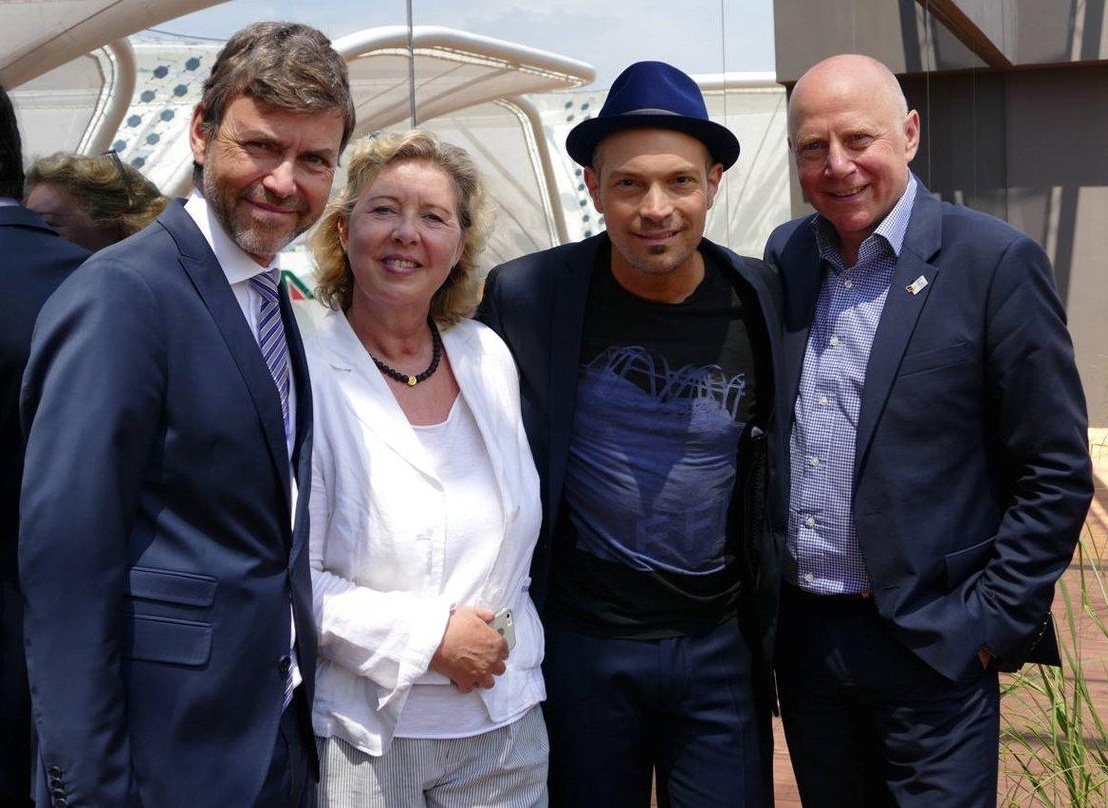 Im Deutschen Pavillon auf der Expo in Mailand präsent (von links): Wolfgang Weyand, Karin Heinrich (Geschäftsführerin Heinrich & De Wall), Roger Cicero und Mike P. Heisel