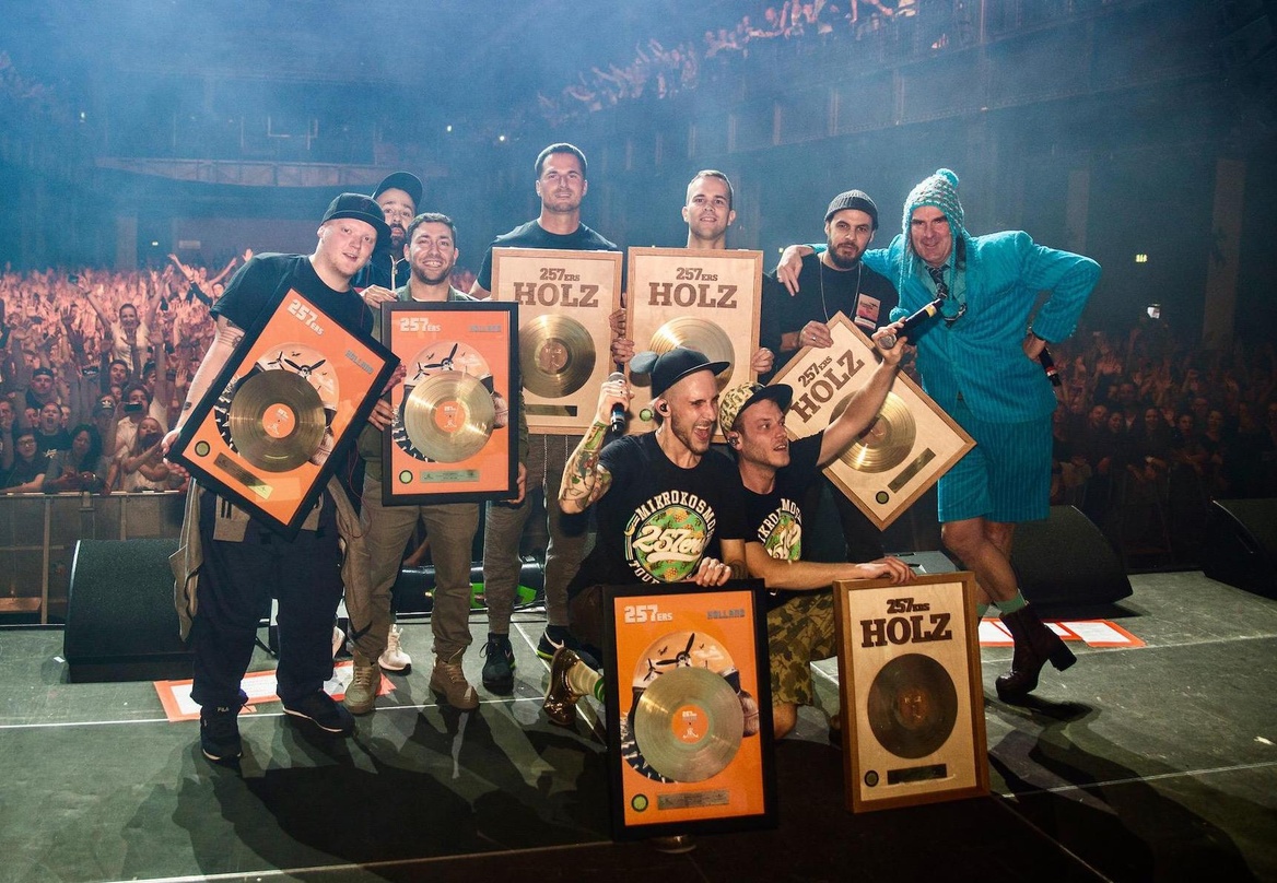 Bei der Preisübergabe in Köln (von links): Jakob "Voddi Beats" Epifanov (Produzent), Ilke Ulusoy (Der Bomber der Herzen), Yunus "Kingsize" Cimen (Engineer), Elvir Omerbegovic (Geschäftsfüh...