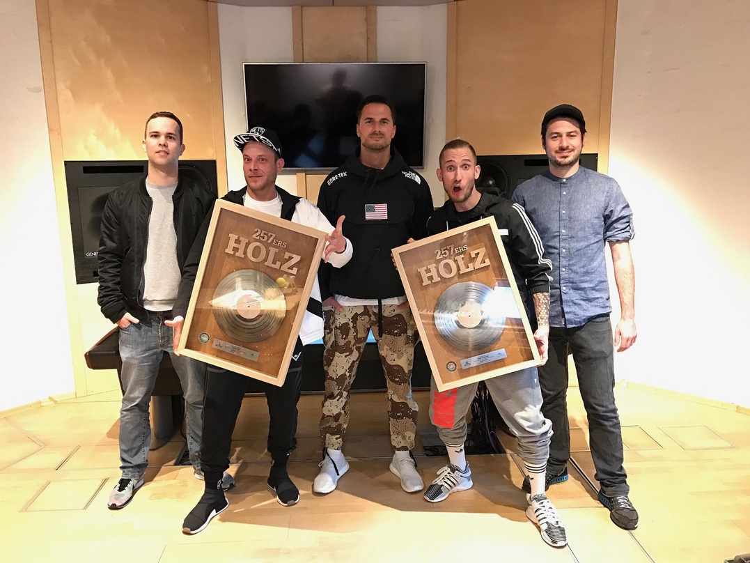 Feierten mit Platin (von links): Thomas Burkholz (Head of Strategy & PR Selfmade Records), Mike (257ers), Elvir Omerbegovic (President of Rap Selfmade Records und Universal Music Deutschla...