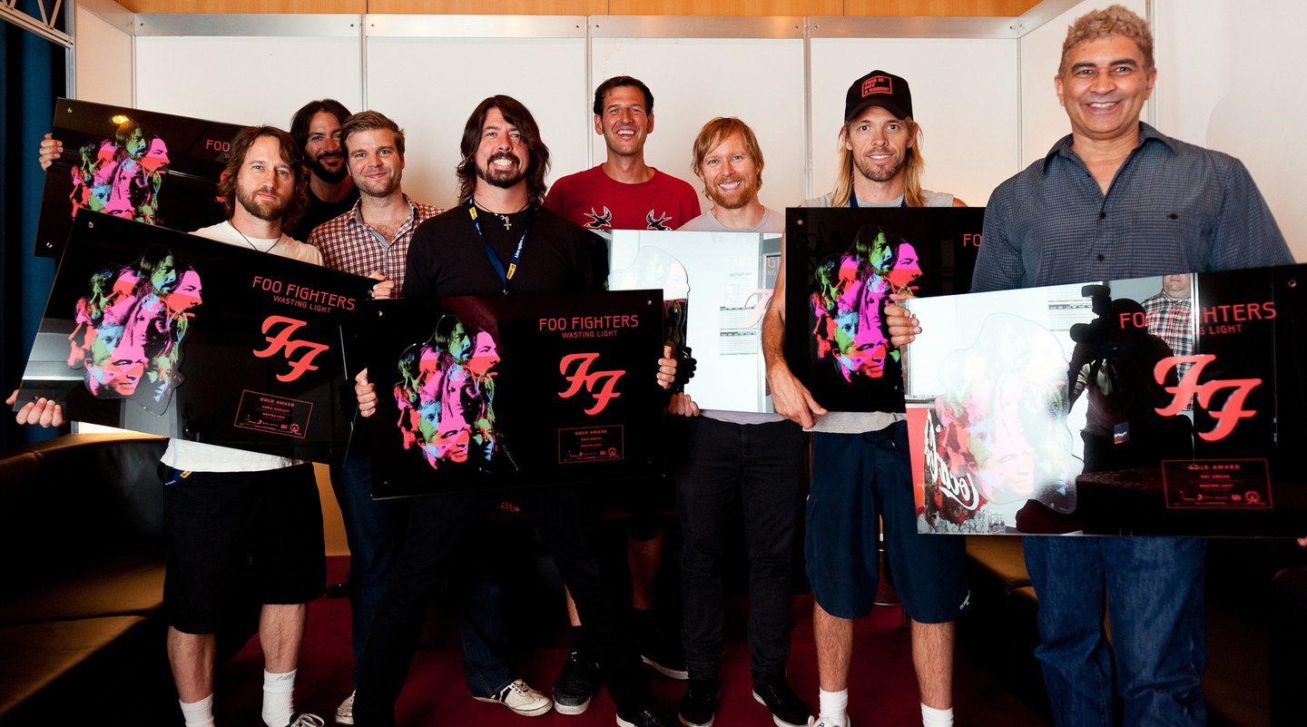 Stimmten sich mit Gold auf ihre Headlinershow ein: Die Foo Fighters mit ihrem Sony-Team||Zur Verleihung trafen sich (v.l.n.r): Chris Shiflett, Rami Jaffee (beide Foo Fighters), Stefan Hoch...