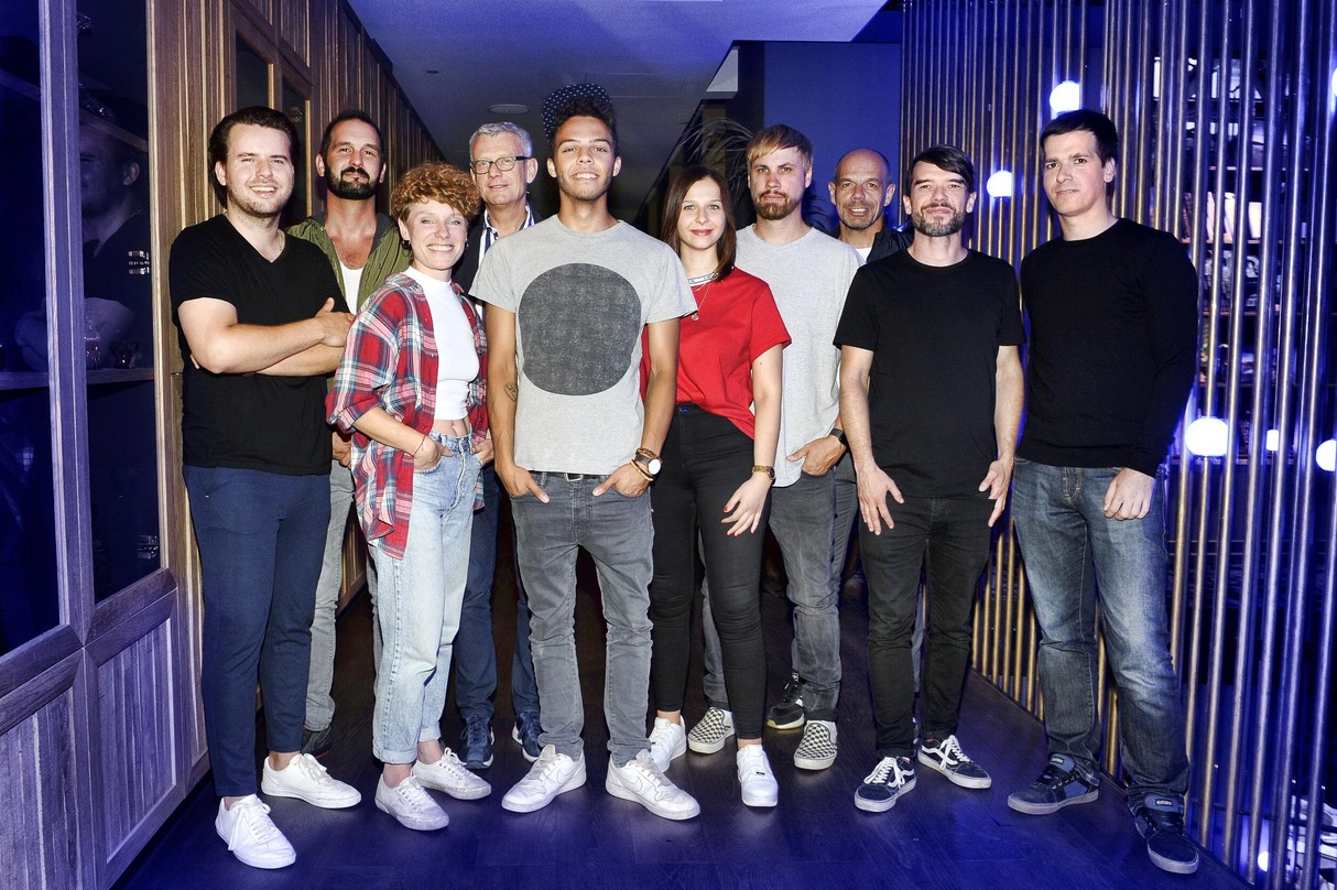 Vor dem Showcase: Malik Harris (5. von links) mit seinem Team von Better Now und Electrola