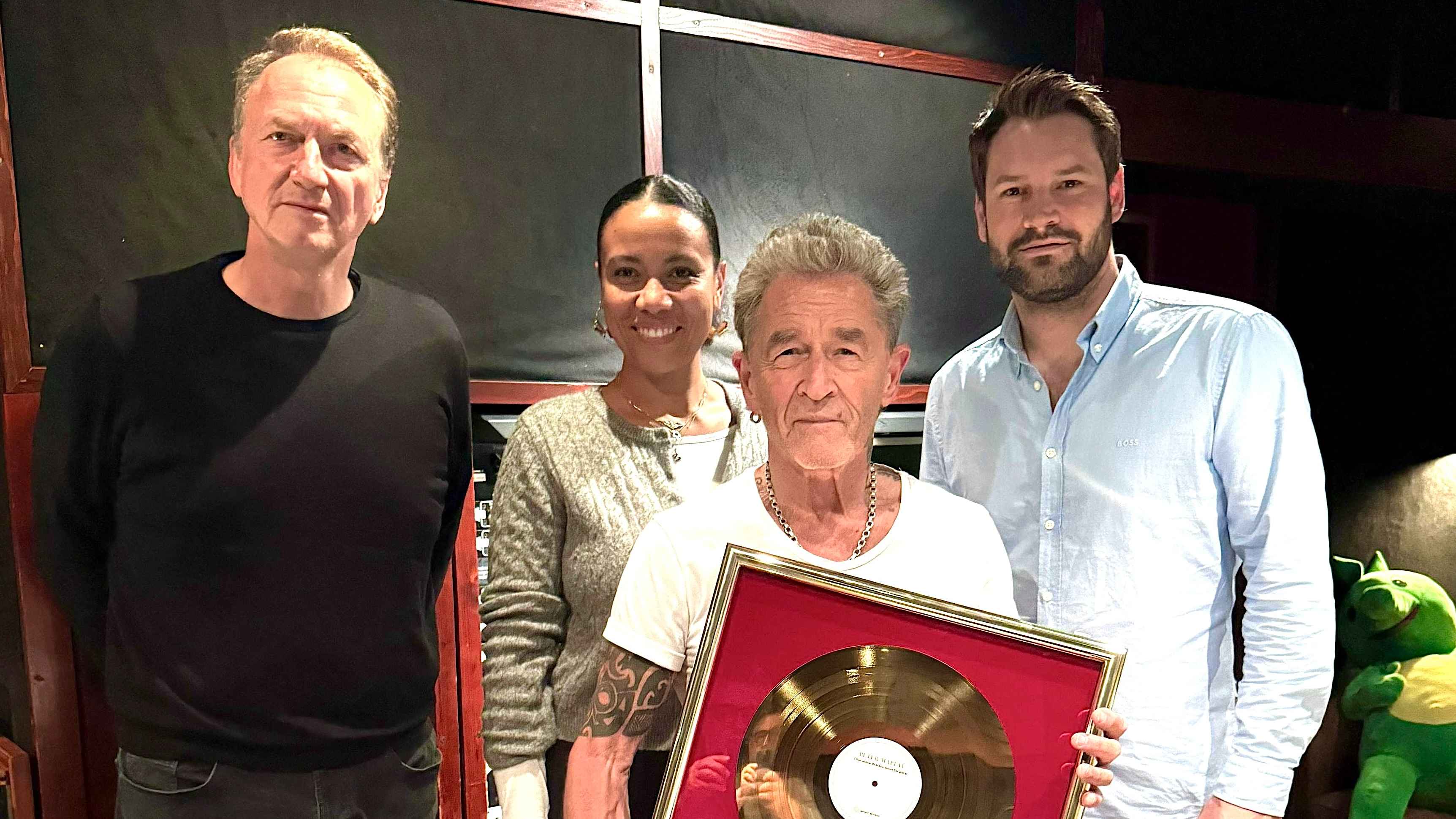 Mit dem Edelmetall (von links): Markus Hartmann (SVP Ariola Label Group Sony Music), Lisanne Dorn Bota (SVP Commercial Division, Sony Music GSA), Peter Maffay und Christoph Behm (CEO Sony ...