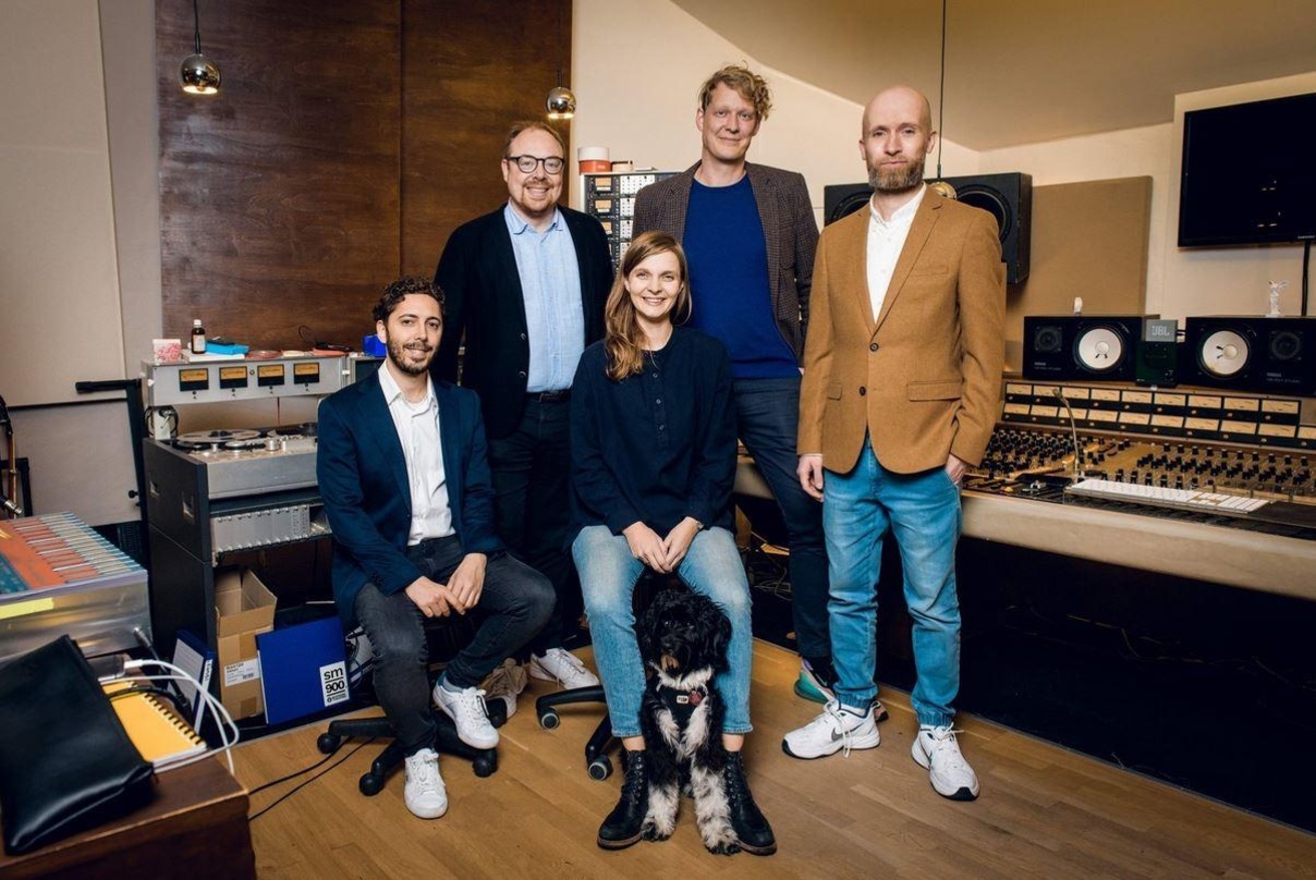 Bei der Vertragsunterzeichnung (von links): Anusch Alimirzaie (A&R Manager New Repertoire), Clemens Trautmann (President Deutsche Grammophon), Hildur Guðnadóttir, Christian Badzura (Senior...