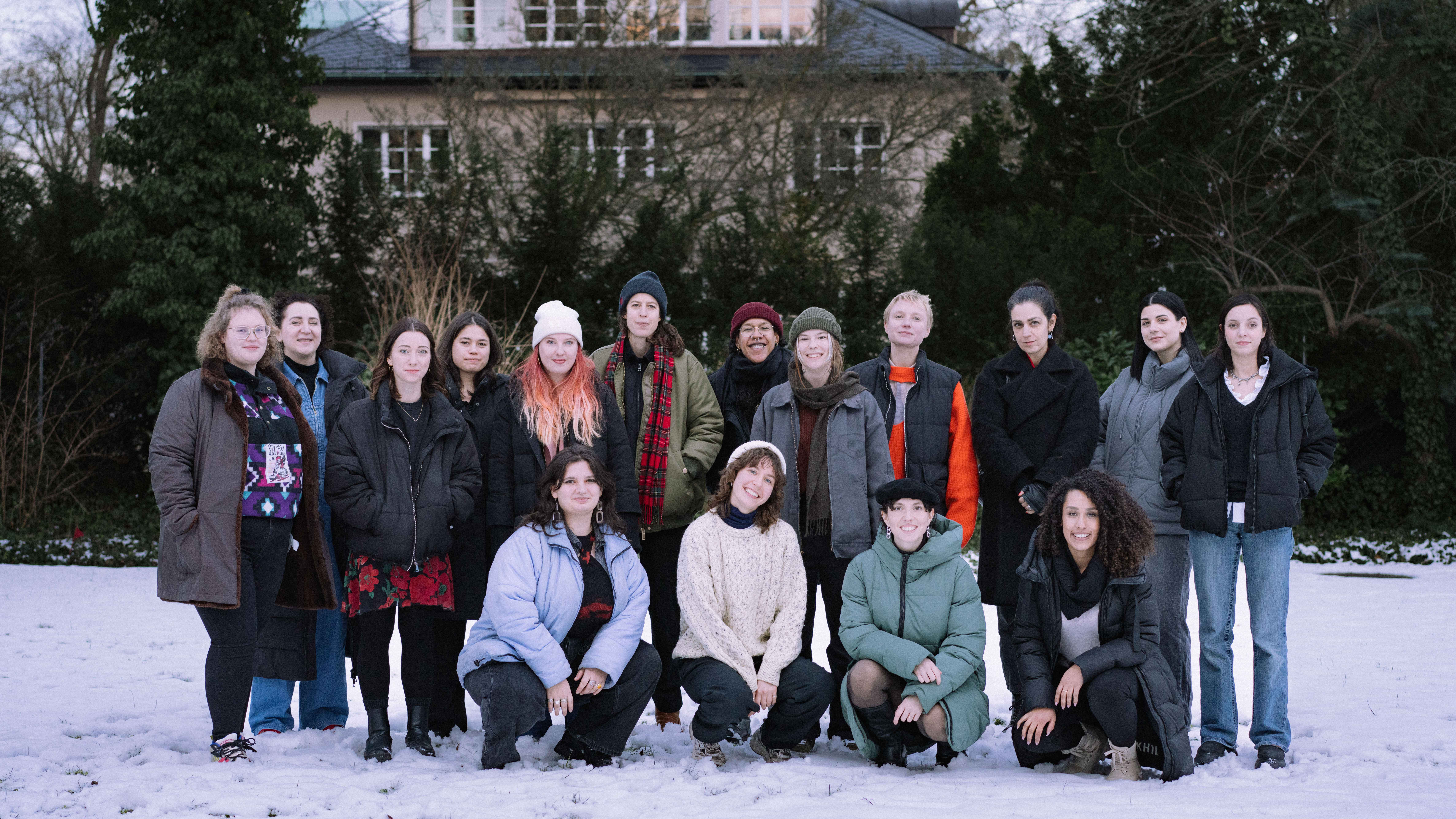 8c0a96fa f3cf 459a 807c 8d56a5dd8d57 In Berlin (hinten, von links): Christina Bergs, Nasrin Vahdani, Sophie Alarcon, Sarah Rückborn, Sophia Veronica Juen, Katharina Köhler, Naddi M. Rodriguez, Deyna Zsedenyi, Mira Mann, Elen...