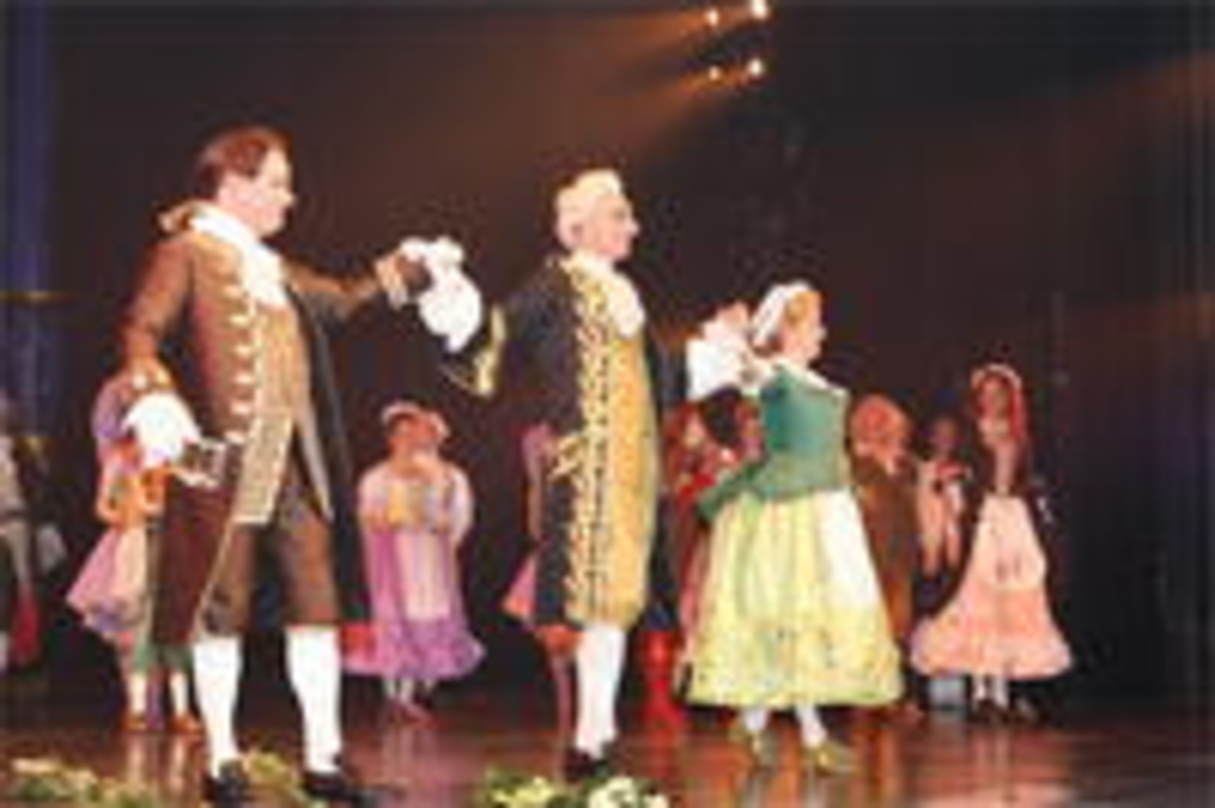 Freuten sich über Standing Ovations: Claus Dam (Herr von Unruh), Ingolf Lück (Lumière) und Natacza Soozie Boon (Babette)