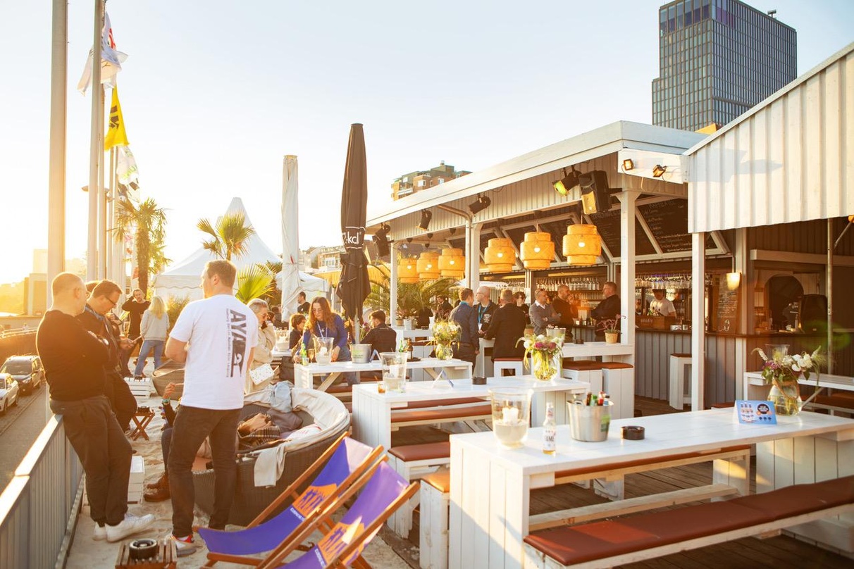 Hierhin hatte die Barclays Arena eingeladen: der Beachclub Hamburg del Mar, unweit der Reeperbahn