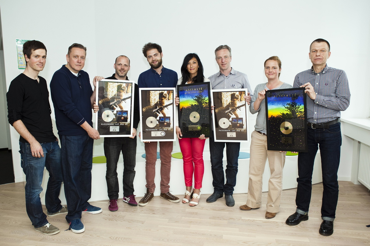Feierten Edelmetall: Passenger (4. von links) und seine Partner von Starwatch und Embassy of Sound