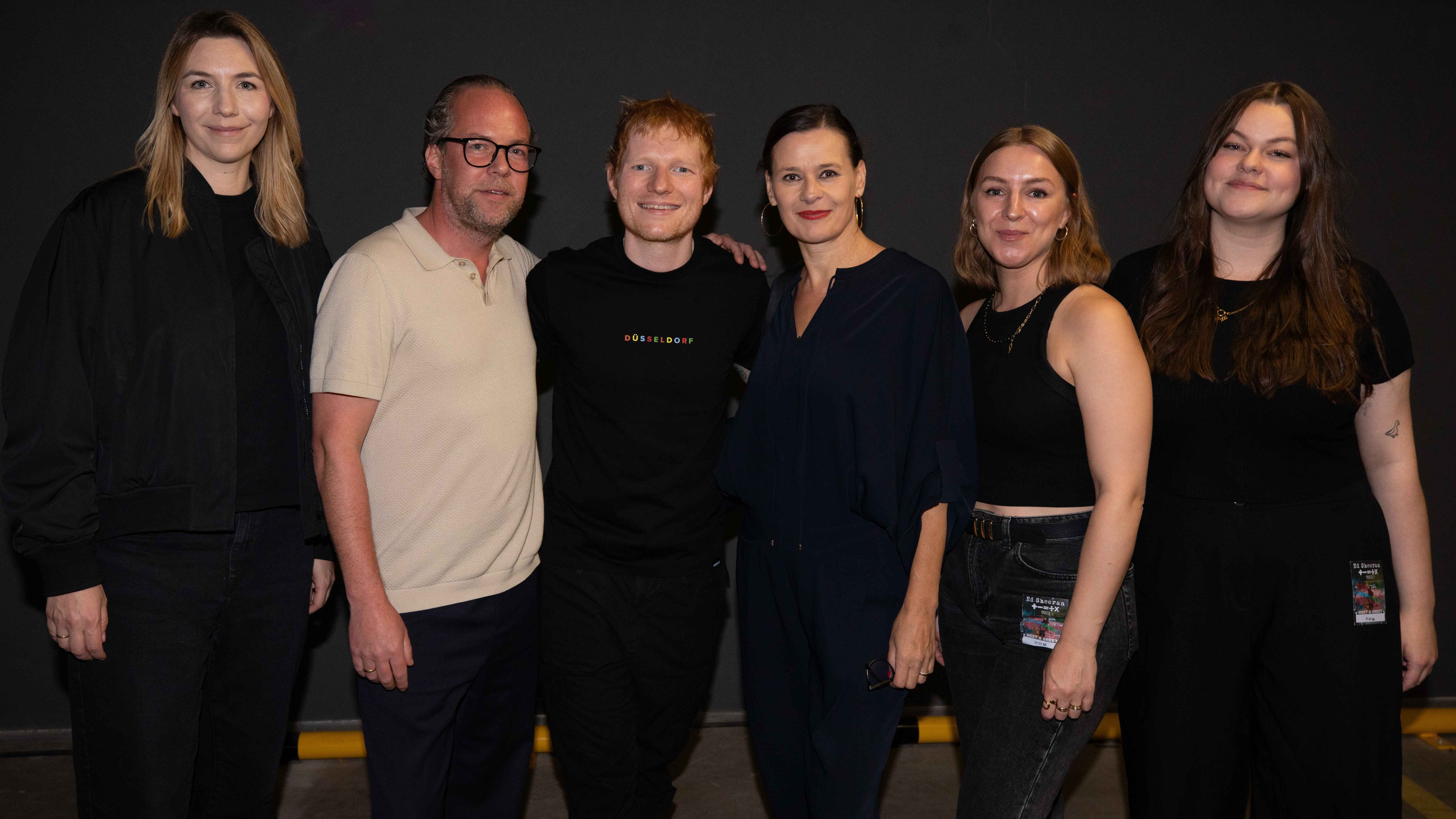 Machten Düsseldorf drei Tage lang zur Ed-Sheeran-Stadt (von links): Caroline Steinigk (VP Marketing), Fabian Drebes (Co-President, beide Warner Music), Ed Sheeran, Doreen Schimk (Co-Presid...