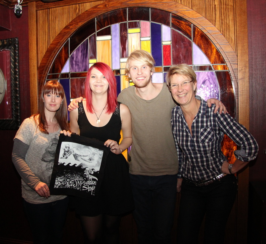 Nach dem Konzert im Hard Rock Cafe (von links): Stefanie Maar (Tourmanagement Yvonne Probst), Fabienne Wanzke (Merchandise-Designerin), Esben Svane und Heidi Dentzer (Senior Sales & Market...