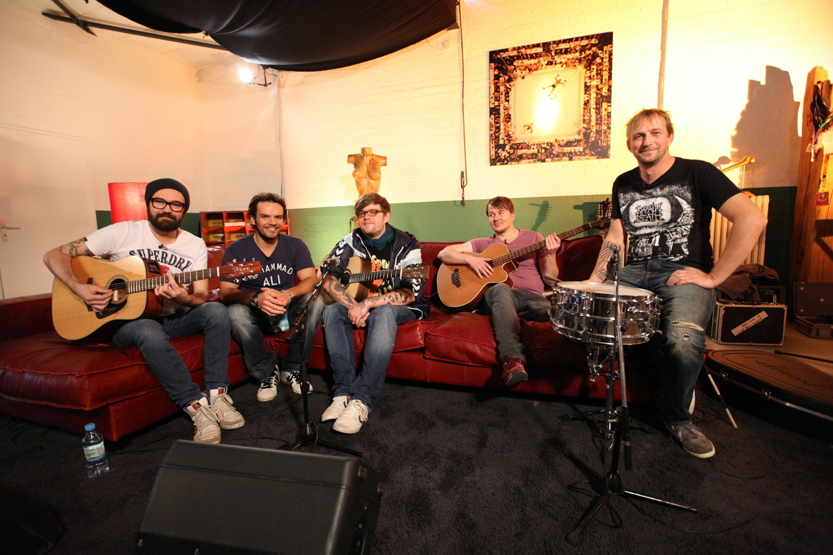 Kochen und spielen bei Steffen Hennslers YouTube-Show: Jupiter Jones
