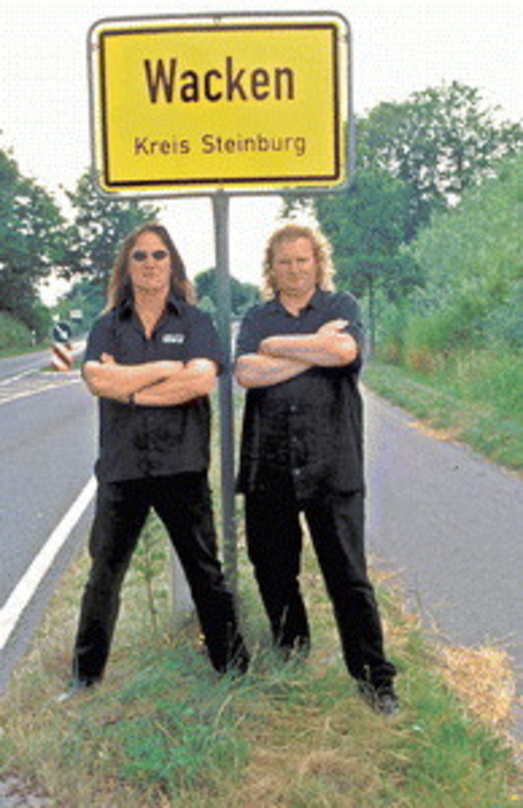 Anlaufstelle für Metal-Massen: Thomas Jensen (l.) und Holger Hübner (beide ICS) in Wacken