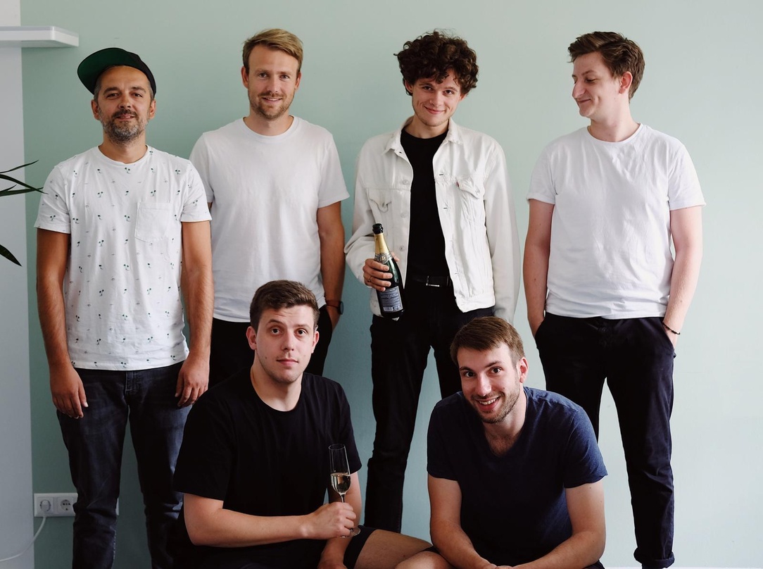 Beim Abschluss des Verlagsvertrags (hinten, von links): Lukas Pizon (Creative Manager Peermusic Germany), Julian Butz (Geschäftsführer Neubau Music Publishing), Máni Orrason und Nepomuk Kä...