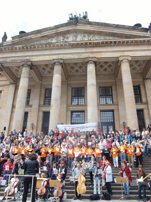 Musikalischer Flashmob auf der Treppe des Berliner Konzerthauses: Eine Aktion zum Tag der Musik im Jahr 2010