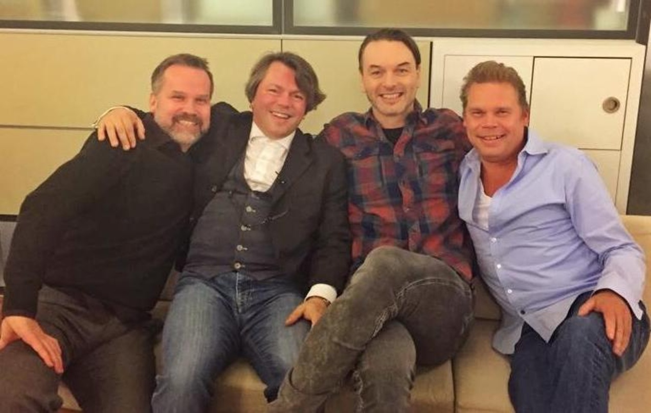 Beschlossen die weitere Zusammenarbeit (von links): Ulrich Genschel (Vice President Business & Legal Affairs Universal Music), Pascal Amann (Rechtsanwalt Napalm), Markus Riedler (Gründer u...