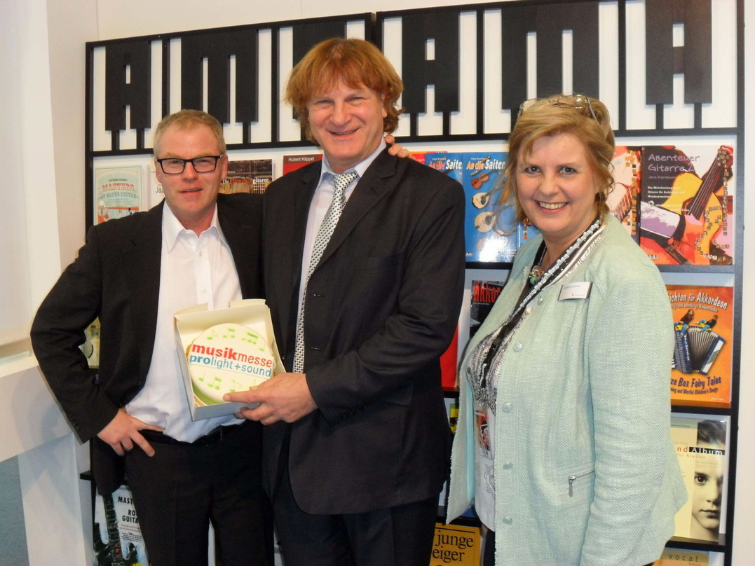 Gratulierten auf der Musikmesse (von links): Musikmesse Direktor Wolfgang Lücke, AMA-Inhaber Detlef Kessler und Cordelia von Gymnich (Bereichsleiterin Musikmesse Frankfurt)