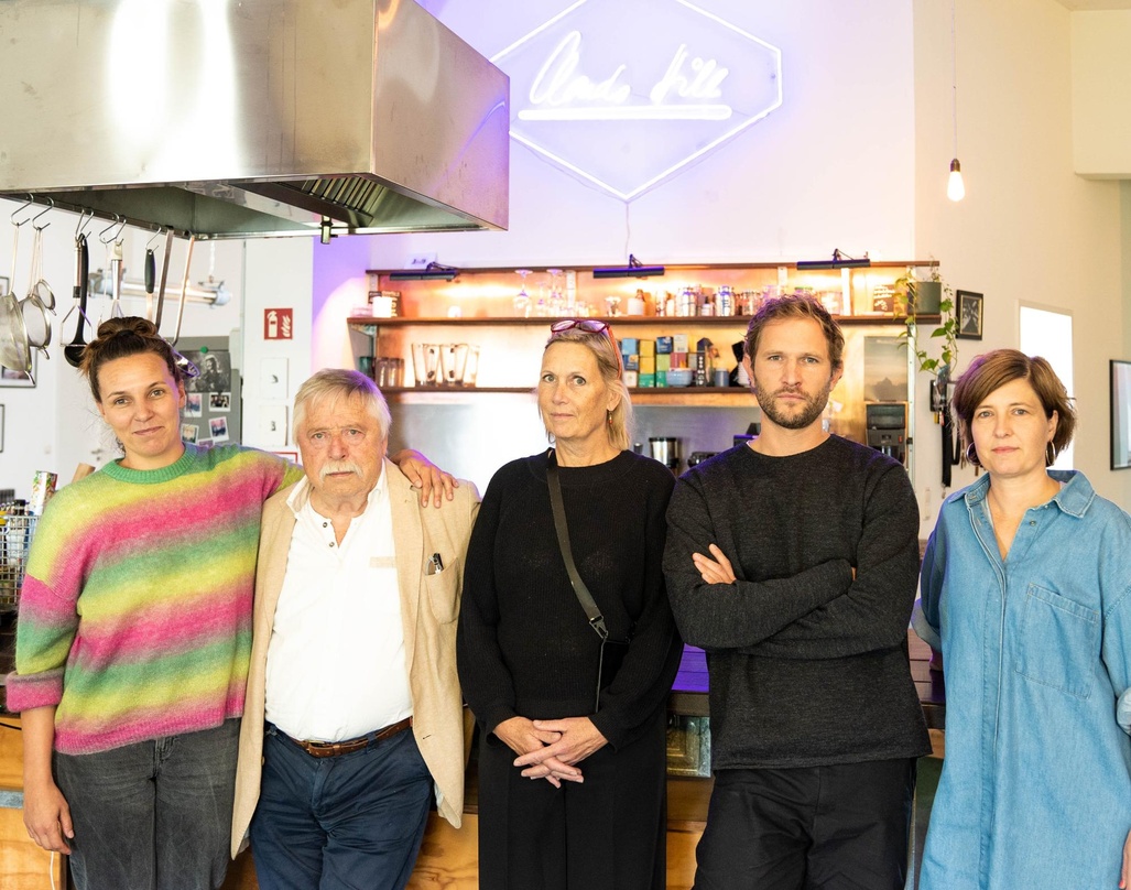Machten die Übereinkunft perfekt (von links): Stine Mühle, Wolf Biermann, Pamela Biermann, Johann Scheerer und Isabel Lorenz
