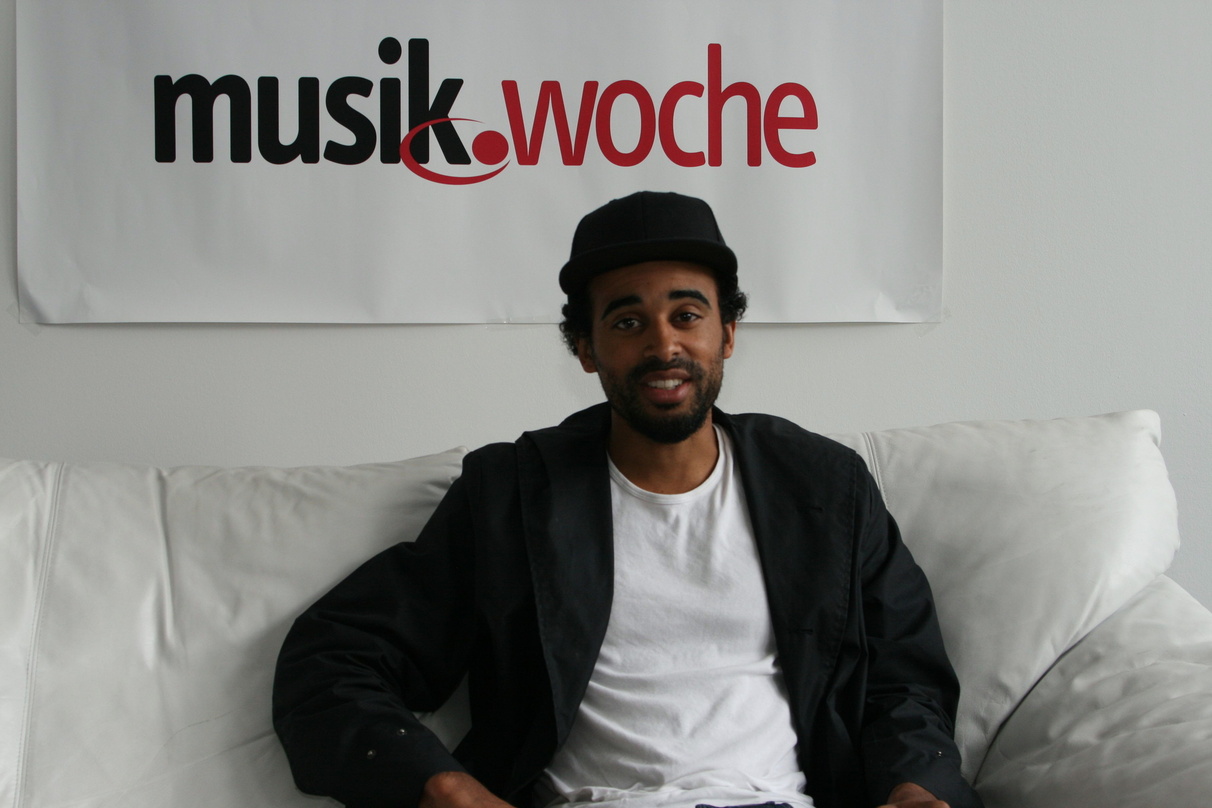Stellte sein neues Album "One" auf der MusikWoche-Couch vor: der Singer- und Songwriter Patrice