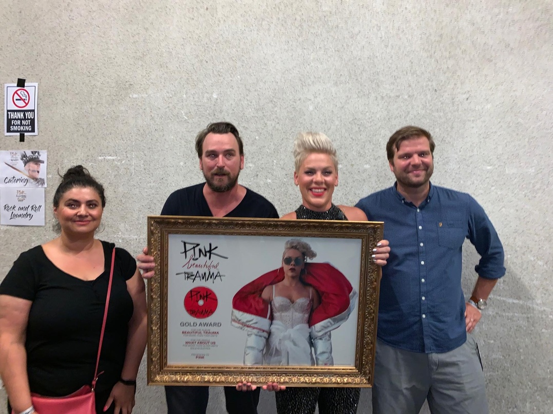 Feierten in Wien (von links): Mirel Gharibo (Director Marketing & Promotion Frontline Sony Music Austria), Dietmar Lienbacher (Managing Director Sony Music Austria), Pink und Stefan Hochwa...