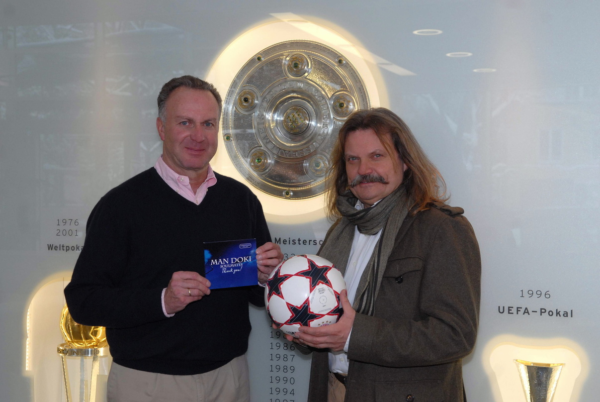 Jetzt liegt der Ball bei Produzent Leslie Mandoki: Mit Karl-Heinz Rummenigge, dem Vorstandsvorsitzenden des FC Bayern München, verabredete er eine Partnerschaft, die unter anderem Komposit...